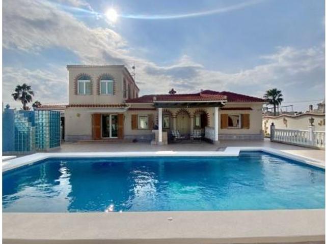 Villa en venta en Torrevieja Alicante