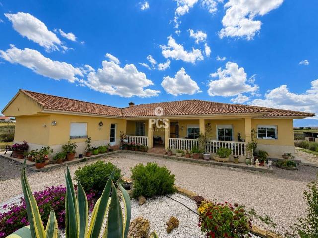 Villa en venta en Totana con amplia superficie y excelentes prestaciones