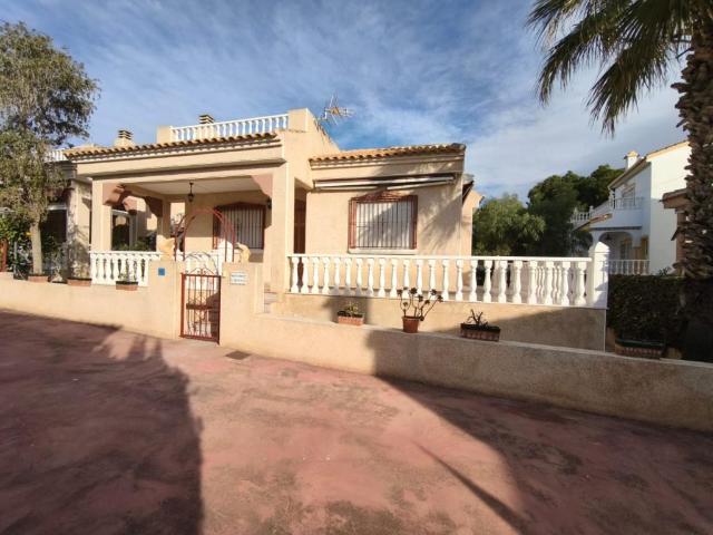Villa en venta en Algorfa Alicante
