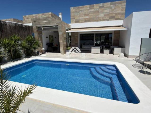 Villa en venta en Algorfa Alicante