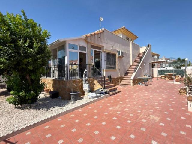 Villa en venta en Algorfa Alicante