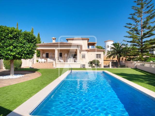 Villa en venta en Benissa en la urbanización La Fustera, sit. 300m² Benissa
