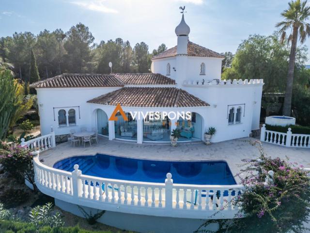 Villa en venta en Dénia, situada en la exclusiva zona reside. 247m² Dénia
