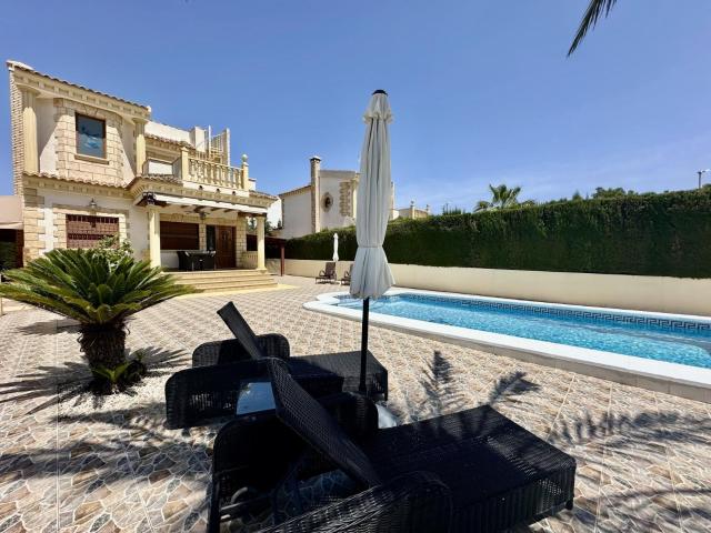 Villa en venta en Elche Alicante
