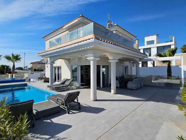 Villa en venta en Elche Alicante