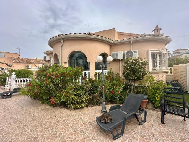 Villa en venta en Elche Alicante