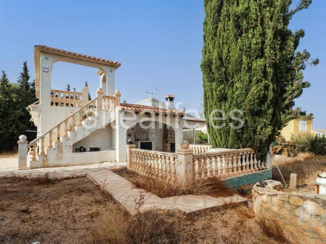 Villa en venta en La Nucía con piscina privada, parcela de 1.105 m² y gran potencial de reforma