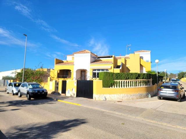 Villa en venta en Los Montesinos Alicante