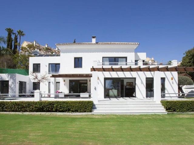 Villa en venta en Marbella con 5 dormitorios y 5 baños, con. 510m² Marbella