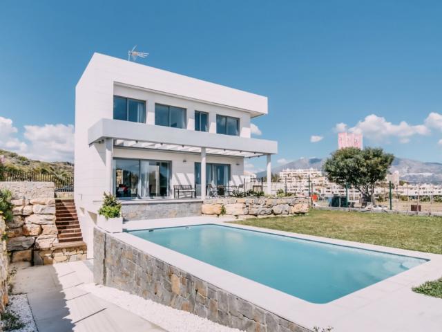 Villa en venta en Mijas Costa con 3 dormitorios y 3 baños, c. 283m² Marbella