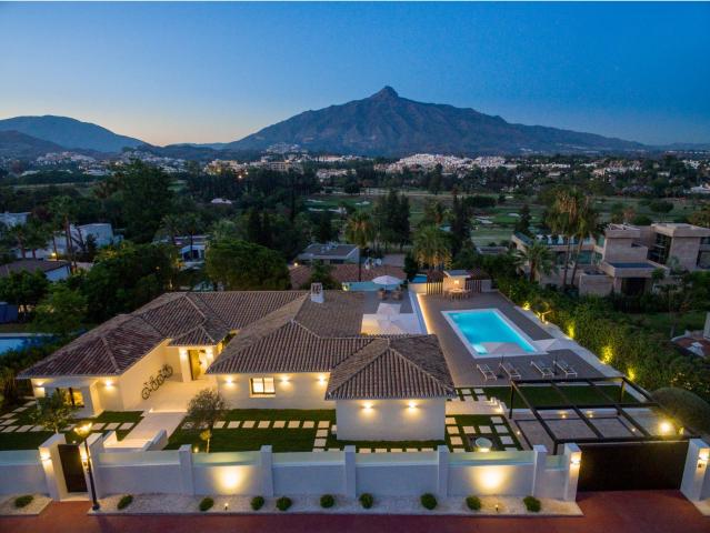 Villa en venta en Nueva Andalucia, Marbella