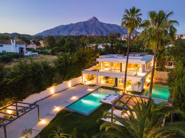Villa en venta en Nueva Andalucia, Marbella con 4 dormitorio. 435m² Marbella