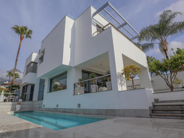 Villa en venta. Marbella