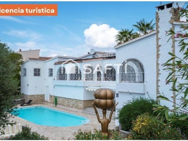 Villa en venta Roses con licencia turística