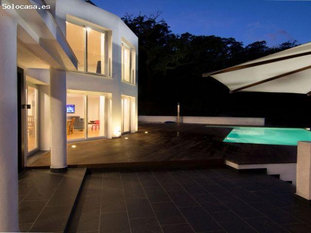 Villa en Alquiler en Coristanco, Málaga