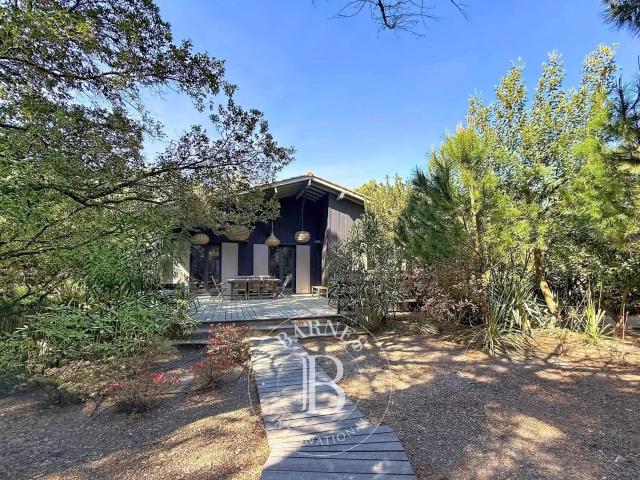 VILLA EN BOIS AVEC PISCINE ET ACCÈS PRIVÉ À L’OCÉAN, IDÉALEMENT SITUÉE AU CAP FERRET