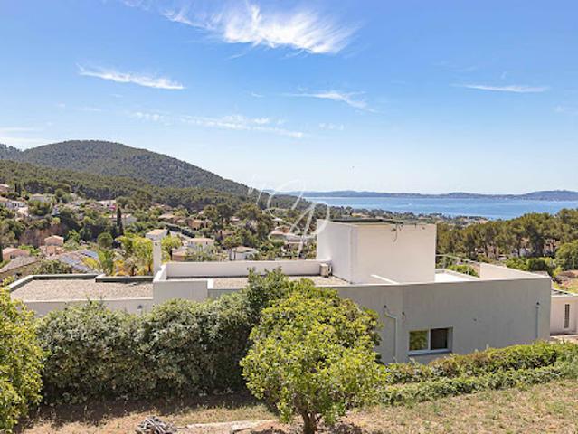 Villa en bord de mer avec jardin