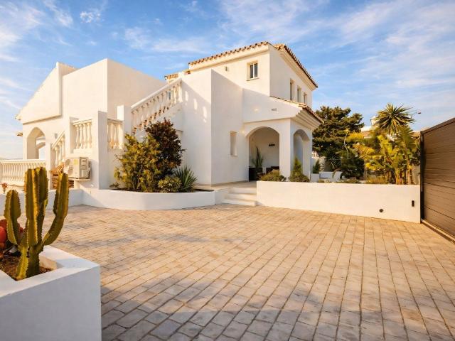 Villa en Cerros de Aguila en venta con cinco dormitorios en. 263m² Mijas Costa
