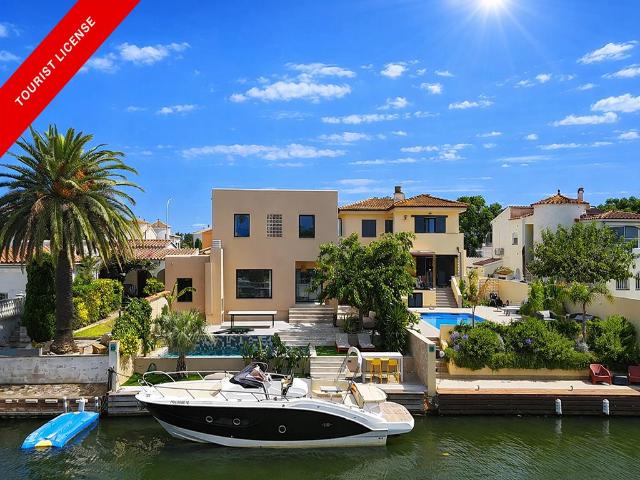 Villa en el canal ancho con 14 m de amarre 180m² Empuriabrava