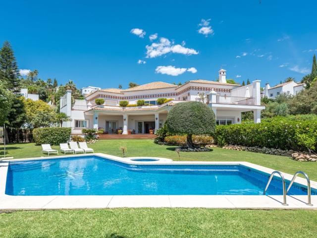Villa en el Paraíso, una zona residencial bien establecida y. 693m² Benahavís
