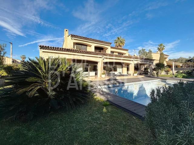 VILLA EN EXCLUSIVITE CAP D'ANTIBES VERSANT OUEST