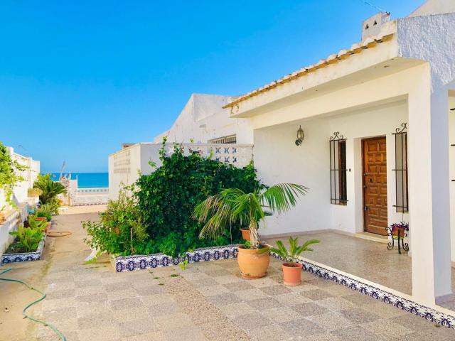 Villa en Guardamar. Primera línea con acceso directo a la playa