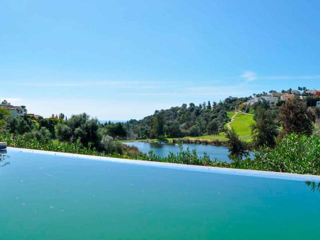 Villa en La Alquería con vistas al mar en primera línea de golf para reformar en venta