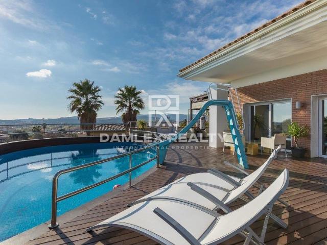 Villa en la parte central de la ciudad de Playa de Aro, una. 570m² Platja d'Aro