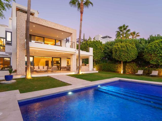 Villa en Nueva Andalucía, con piscina privada, solárium y zona wellness en venta