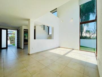 VILLA EN PARAISO COUNTRY CLUB CON AMPLIO JARDIN