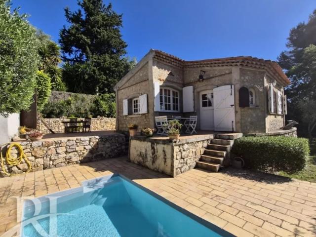 Villa en pierre avec piscine sur terrain 1438m2