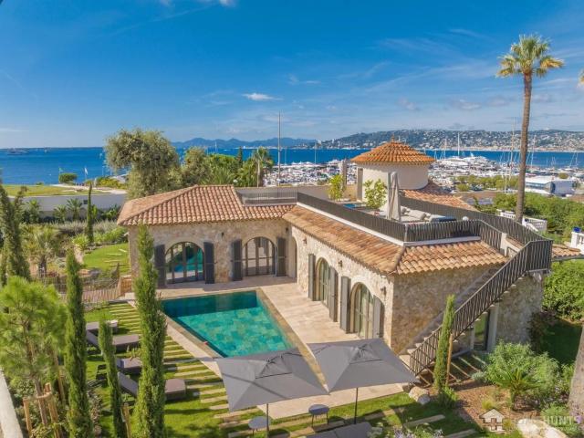 Villa en pierre sublime de 341 m2, entièrement rénovée dans. 341m² Cap d'Antibes