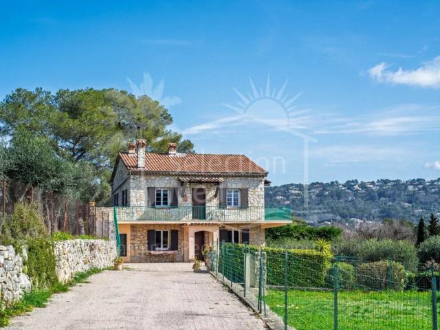 Villa en pierres avec piscine et terrain constructible
