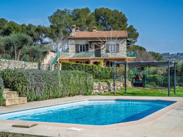 Villa en pierres avec piscine et terrain constructible