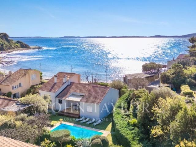 Villa en première ligne à Carqueiranne