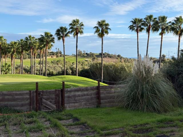 Villa en Primera Línea de Golf con Gran Potencial de Reforma y Ampliación en Estepona Golf