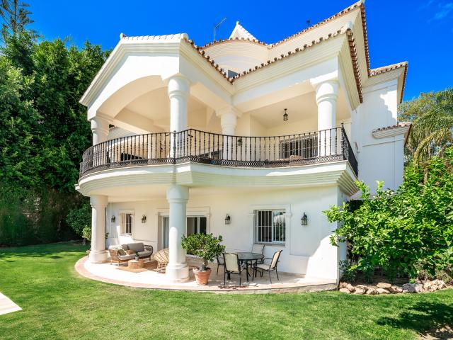VILLA EN PRIMERA LINEA DE GOLF EN MARBELLA