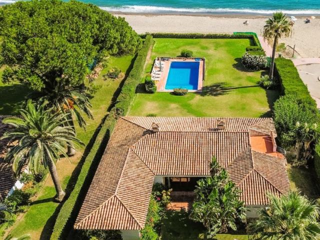 Villa en primera línea de playa con vistas al mar inigualables