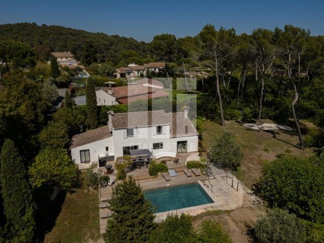 Villa entièrement rénové au calme