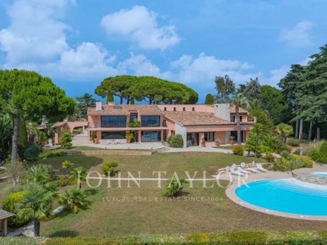 Villa entièrement rénovée avec vue panoramique mer et grand terrain