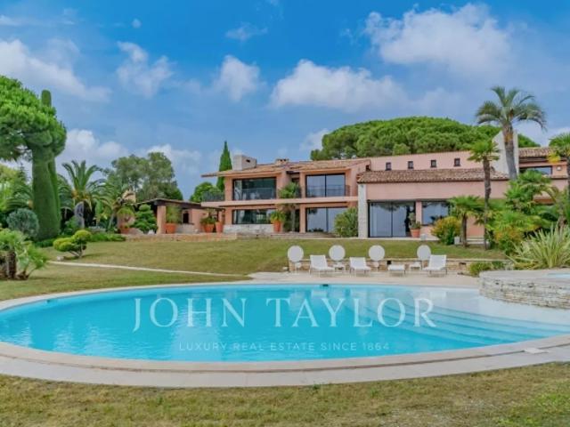 Villa entièrement rénovée avec vue panoramique mer et grand terrain