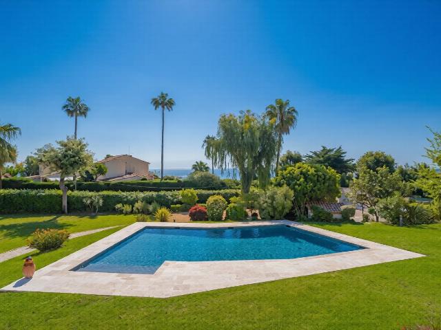 Villa entièrement rénovée dans un domaine privé par le quart. 183m² Cannes