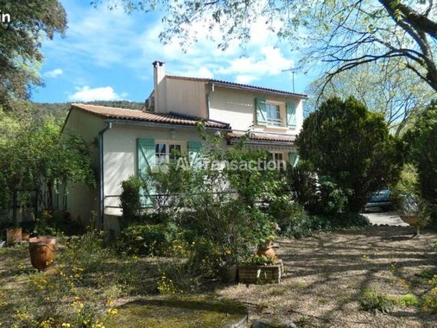 Villa entretenue et jardin