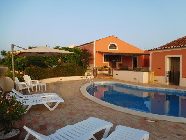VILLA ESPAÇOSA MAIS CASA ANEXA DE 2/3 QUARTOS EM 4,2 HECTARES DE TERRENO