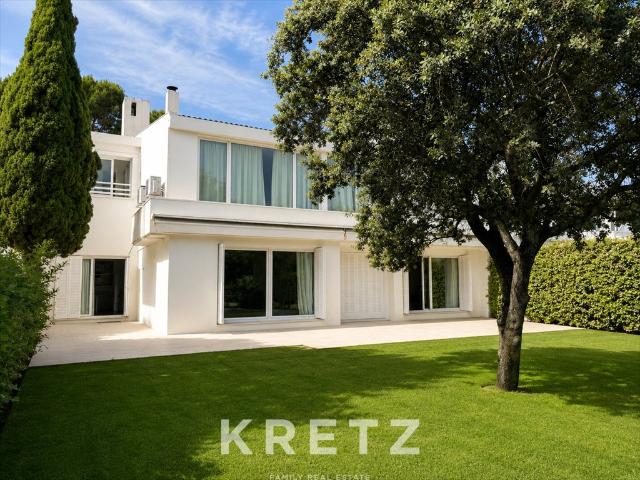 Villa espaciosa en una comunidad segura con vistas al golf