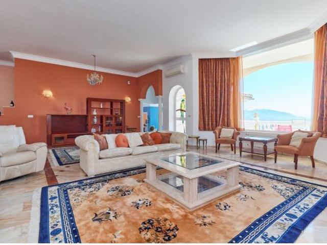 Villa espléndida de 6 dormitorios y 5 baños en La Mairena, Marbella Ojén