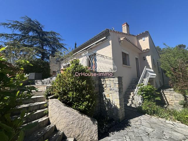 Villa et piscine avec belles vues sur un grand terrain