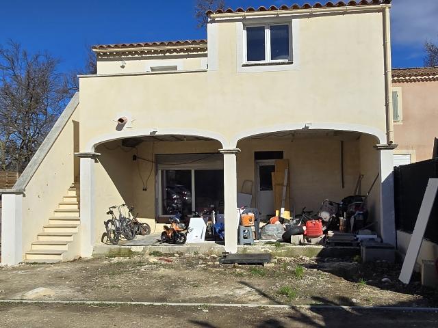 VILLA ETAGE T4/5 SH 81 M2 + RDCH 60 M2 HAB A AMENAGER + 20 M2 REMISE TERRAIN 300 M2