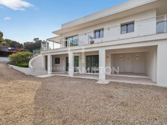 Villa Exceptionnelle: 160 m2 avec Piscine et Vue à 360, Mont L