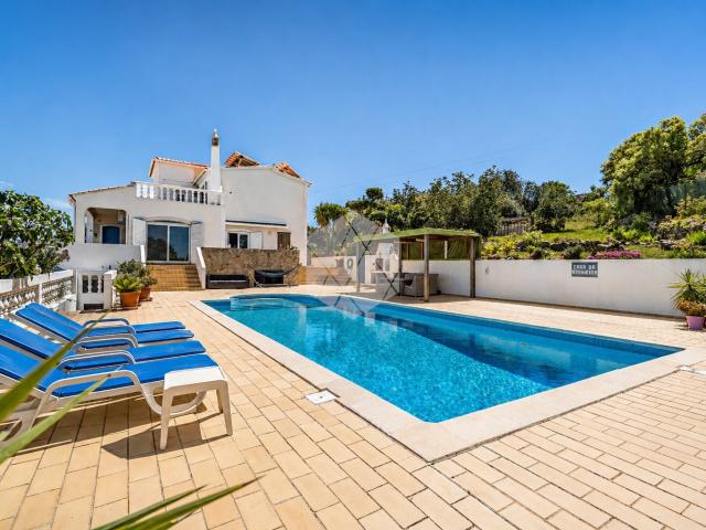 Villa exclusiva com anexo, vistas panorâmicas e máxima privacidade nas colinas de Loulé